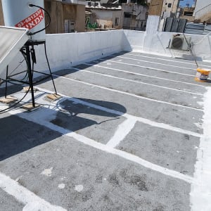 גג עם ציפוי איטום ולוחות סולאריים