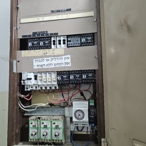 לוח חשמל עם מפסקים וחוטים חשמליים