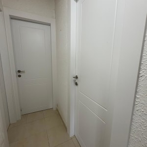 שתי דלתות לבנות במסדרון פנימי