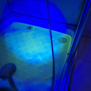 מגש מקלחת עם תאורה כחולה, צינור מים