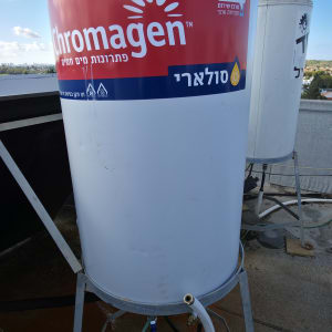 דוד שמש כרומגן על גג עם צינורות מחוברים