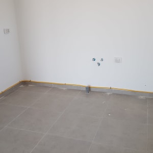 צינור גז צהוב מותקן לאורך הקיר בחדר ריק