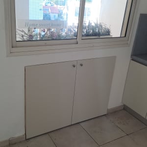 ארונות מטבח לבנים עם כיריים גז