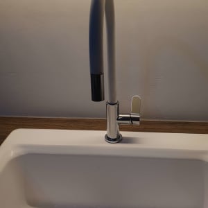 ברז וכיור במטבח עם תאורה רכה