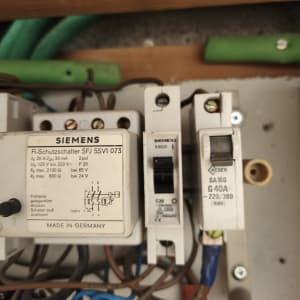 לוח חשמל עם מפסקים וחוטים חשמליים