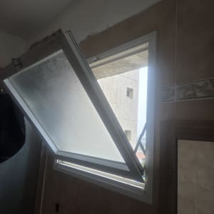 תריס חלון פתוח בזווית כלפי מעלה