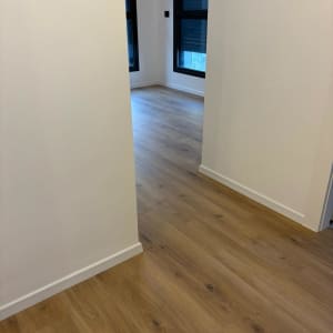 רצפת פרקט בחדר עם קירות לבנים