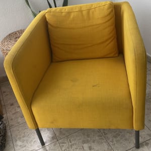 כורסה צהובה עם כתמים על המושב