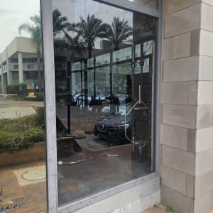 חלון זכוכית עם סדקים ושברים