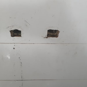 שני חורים בתקרה עם סימני נזילה