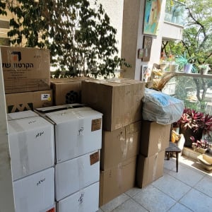 קופסאות קרטון מסודרות על רצפה במרפסת