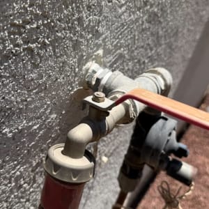 ברז מים מחובר לקיר עם צינור