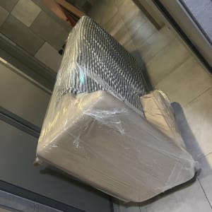 רהיטים עטופים בניילון מוכנים להובלה