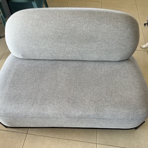 ספה אפורה על רצפת אריחים עם כבל חשמלי ליד