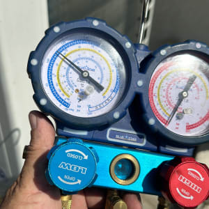 מד לחץ כחול ואדום לבדיקת מזגן