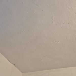 תקרה עם סימני רטיבות או תיקון