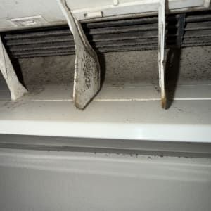 תמונה של חלק פנימי של מזגן עם לכלוך ואבק