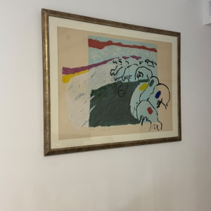 תמונה ממוסגרת על קיר לבן