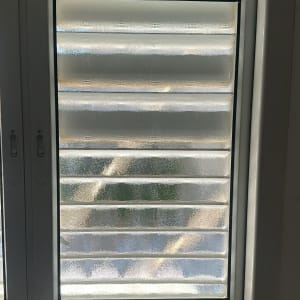 חלון זכוכית עם תריסים פנימיים