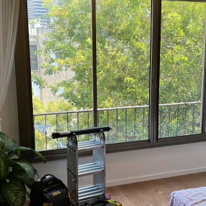 חלונות גדולים עם תריסים חומים בחדר מואר