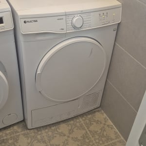 מייבש כביסה אלקטרה בחדר כביסה
