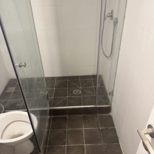 מקלחת ושירותים עם אריחים וכלים סניטריים