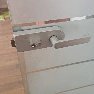 ידית ודלת זכוכית עם מנעול כסוף