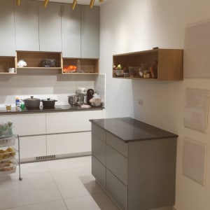 משטחי שיש במטבח מודרני עם ארונות אפורים