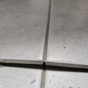 מרצפות שבורות עם רווחים גדולים ביניהן