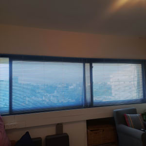 וילונות לשלושה חלונות צמודים