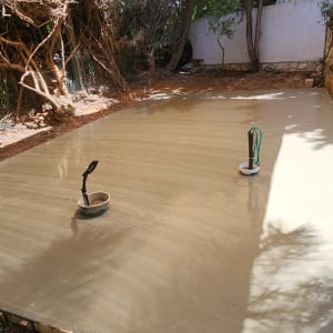 משטח בטון טרי עם כלים להחלקה