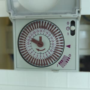 טיימר חשמלי עם חוגה ומתגים