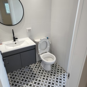 שירותים עם כיור וברז שחור, רצפה נקייה