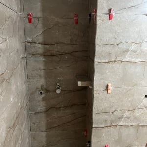 אריחי קיר מותקנים עם קליפסים לאחיזה