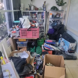 חדר עמוס בארגזים וציוד לא מסודר