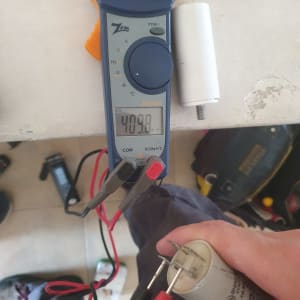 מד מתח מחובר לקבל של מזגן עם תצוגה דיגיטלית