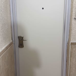 דלת כניסה לבניין עם מספר 5