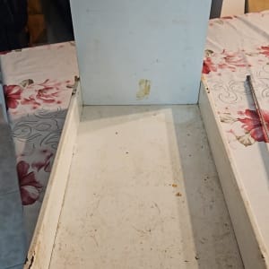 מגירה ישנה על שולחן עם מפה פרחונית