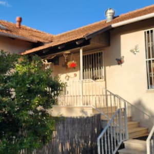 גג רעפים עם ארובה ומרזב לבן