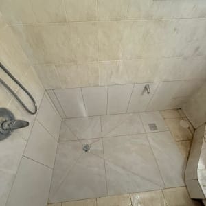 מקלחת עם אריחים חדשים וניקוז