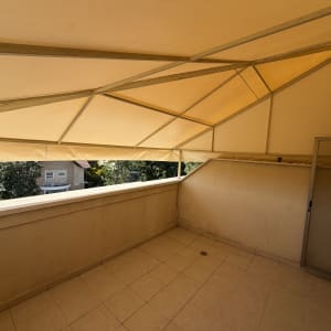 מרפסת עם סוכך צהוב מעל