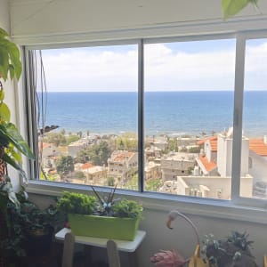 חלון אלומיניום עם נוף לים