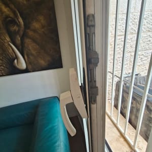 ידית חלון ותריסים עם סורגי מתכת