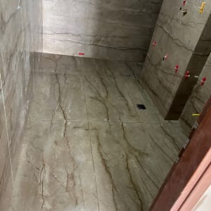 חדר עם אריחים חדשים, תפסני אריחים על הקיר