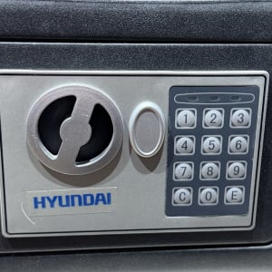 כספת עם לוח מקשים ומנעול