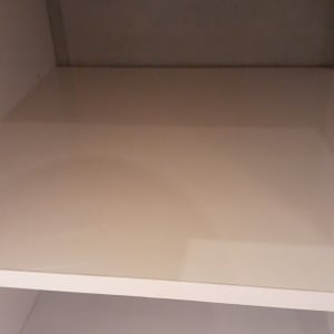 מדף ריק ונקי בתוך ארון