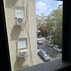 רשת יונים מותקנת על חלון בניין