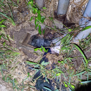 דליפת מים מצינור מתכת באדמה