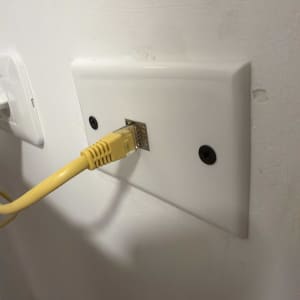 כבל רשת מחובר לשקע בקיר