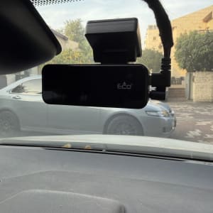 מצלמת רכב מותקנת על שמשת רכב